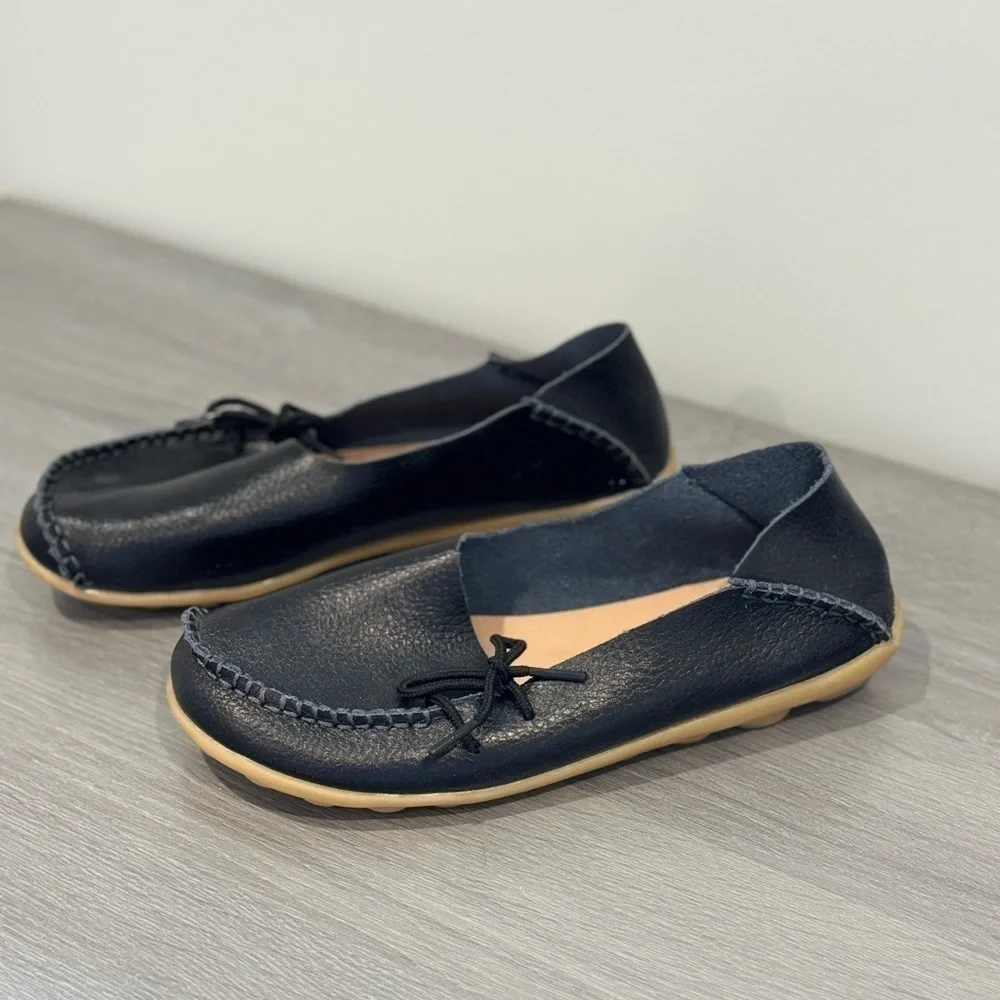 Walking Women’s Stitched Leather Black Rubber Knobby Sole (sz 39)